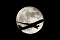 月と飛行機、夢の競演　2011/05/19Ａ