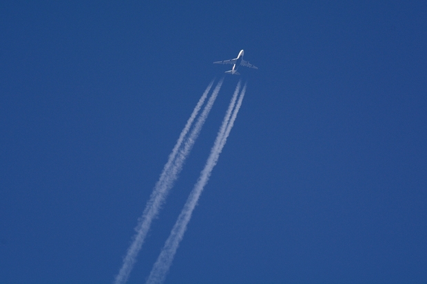 デルタ航空 B747-400 コントレール.jpg