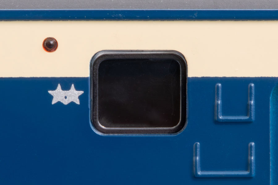 車側表示灯は取り付け済み、側面表示窓を別パーツ化の上、裏貼り式シールで再現(写真では未貼り付け)