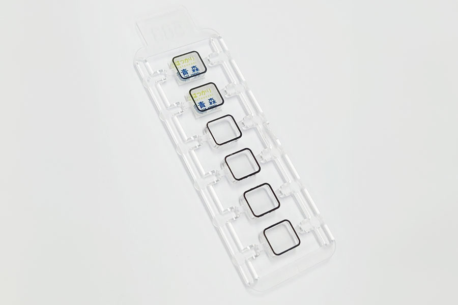 側面表示窓パーツに裏貼り式シールを貼り付けた状態