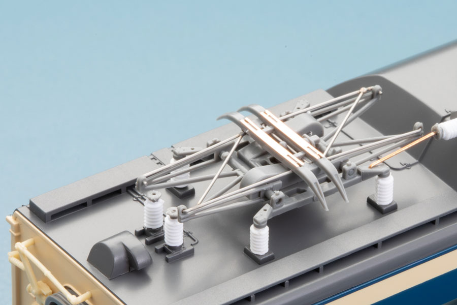 ドア側のパンタグラフはシューが先端も一体型のものを再現