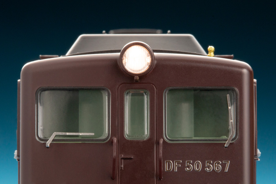 DF50 形（後期型・茶色）のヘッドライト点灯状態