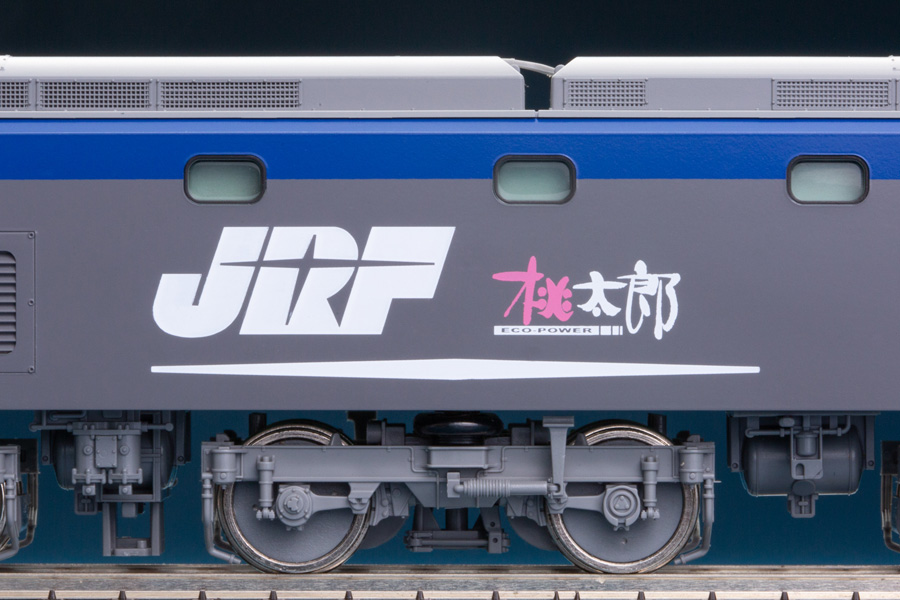 JRFマークと「桃太郎」のロゴマークを印刷済みとしたEF210形100番代の側面