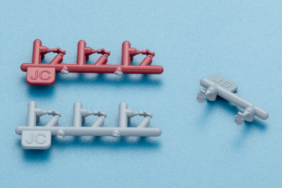 ジャンパ線の「受け」のみのパーツ(赤、グレー)と、スカート側に線がない時用のジャンパ栓パーツも付属