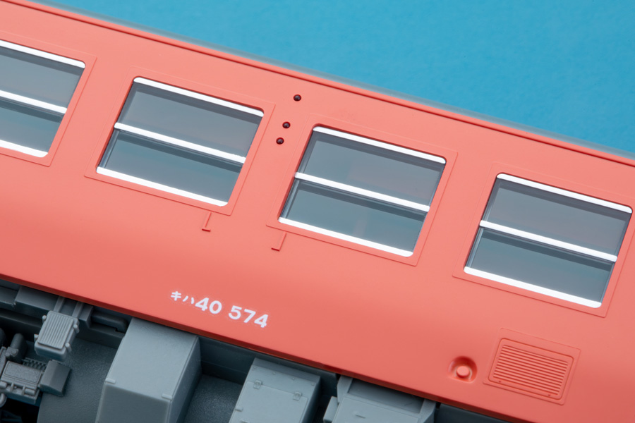キハ40形500番代の特徴である下段上昇・上段下降式の側面サッシ窓を側面窓パーツと共に新規製作