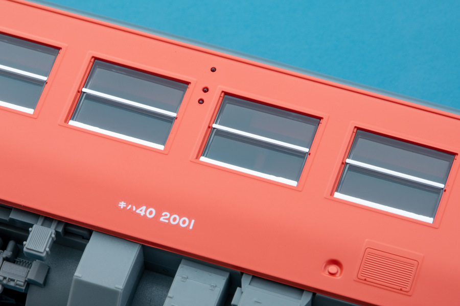 2023年発売のキハ40形2000番代では、上段・下段上昇の2段上昇式の側面サッシ窓を再現
